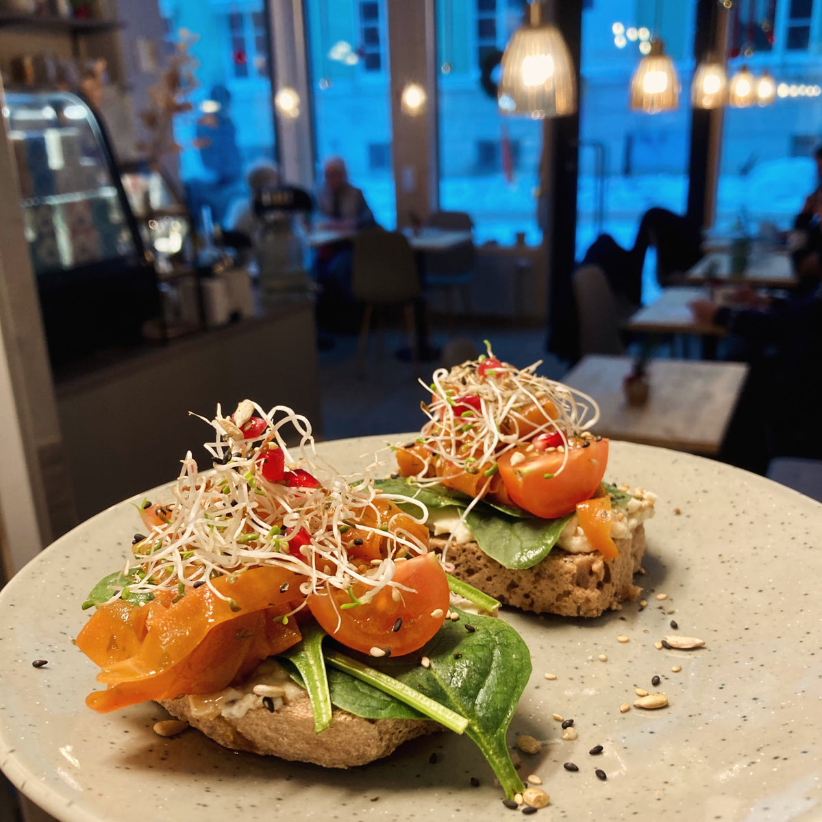 Två smörgåsar på en tallrik i restaurangmiljö hos Hey Lucie i Uppsala