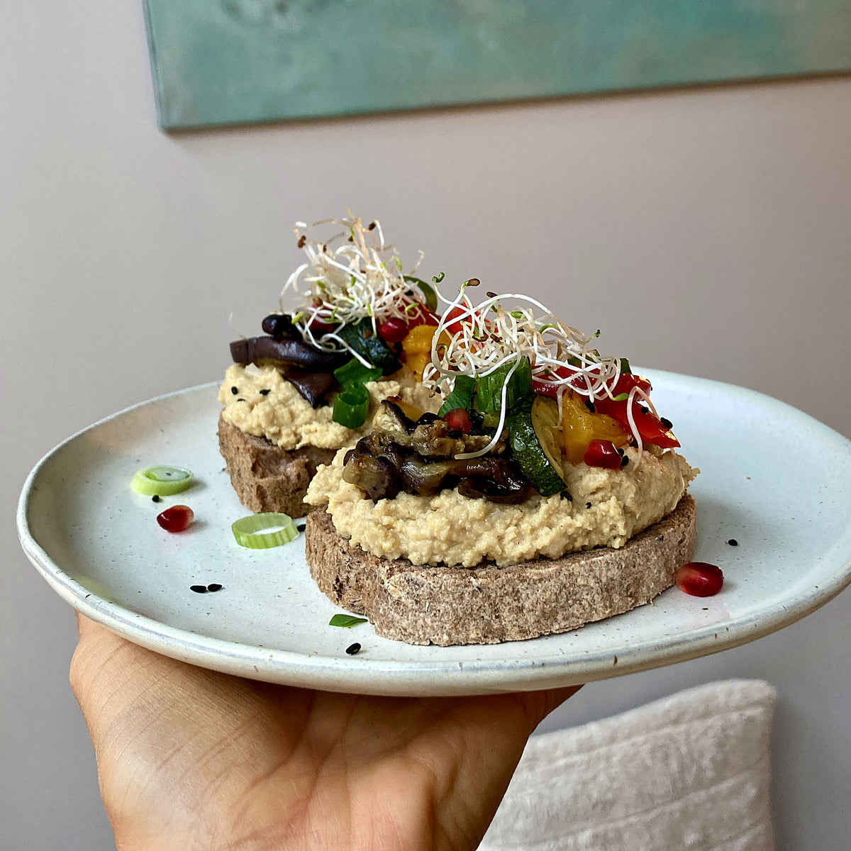 Hemgjord hummus med grillad aubergine, zucchini och röd paprika på rostat bröd
