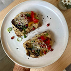Hemgjord hummus med grillad aubergine, zucchini och röd paprika på rostat bröd
