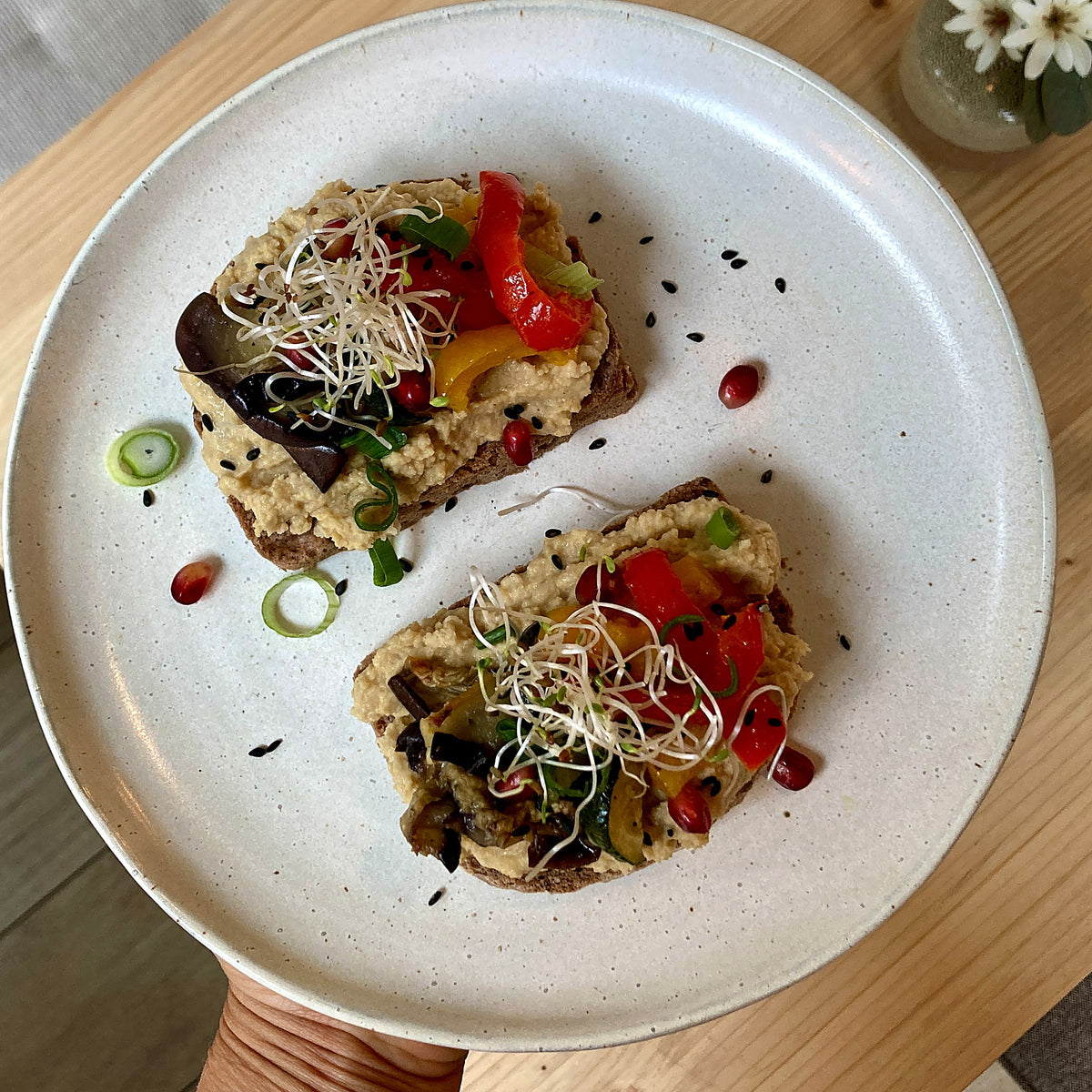 Hemgjord hummus med grillad aubergine, zucchini och röd paprika på rostat bröd