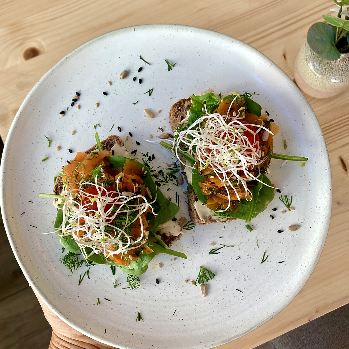 Vegansk no-tuna röra med färsk tomat, gurka och salladslök på rostat bröd