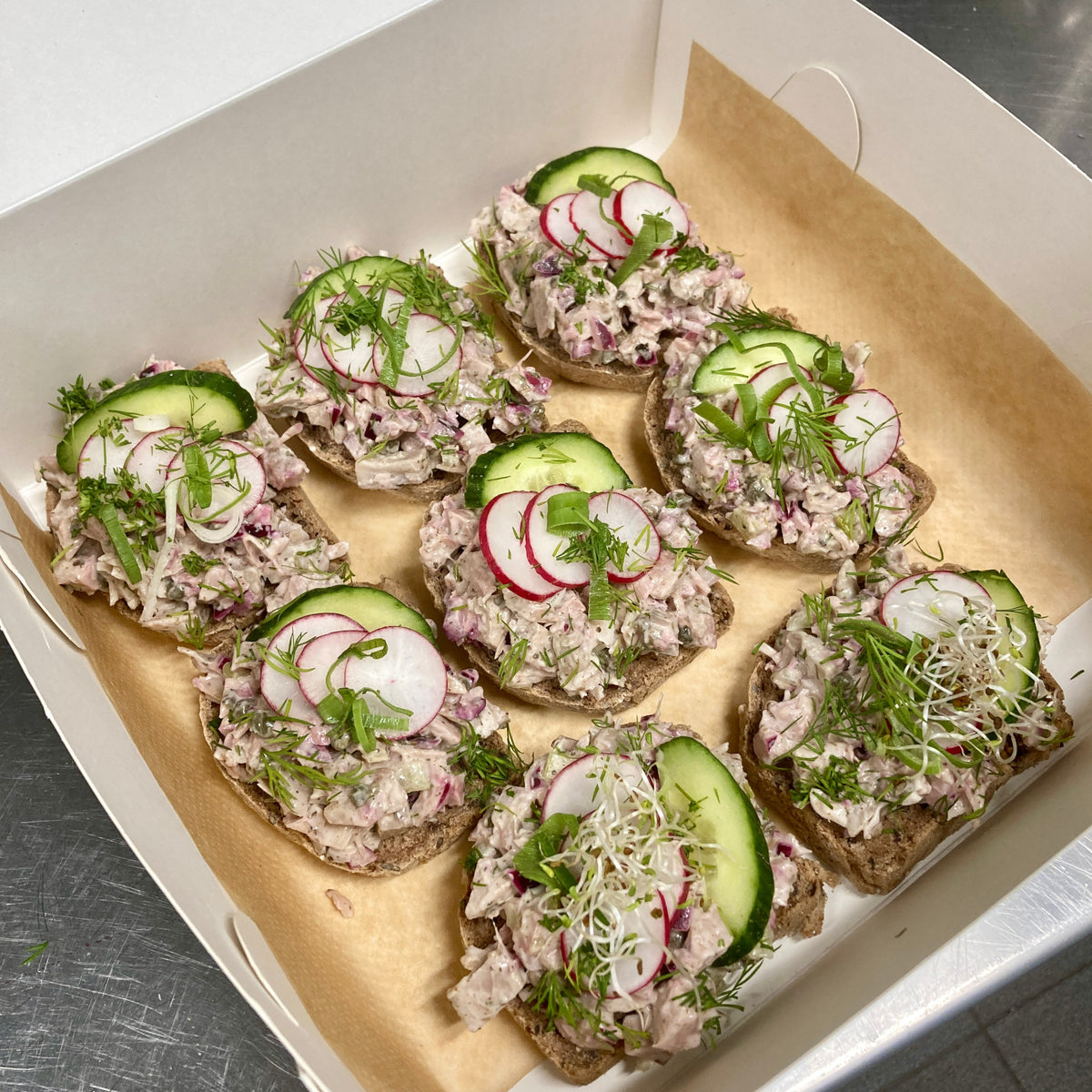 Vegansk no-tuna röra med färsk tomat, gurka och salladslök på rostat bröd