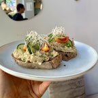 Vegansk no-tuna röra med färsk tomat, gurka och salladslök på rostat bröd