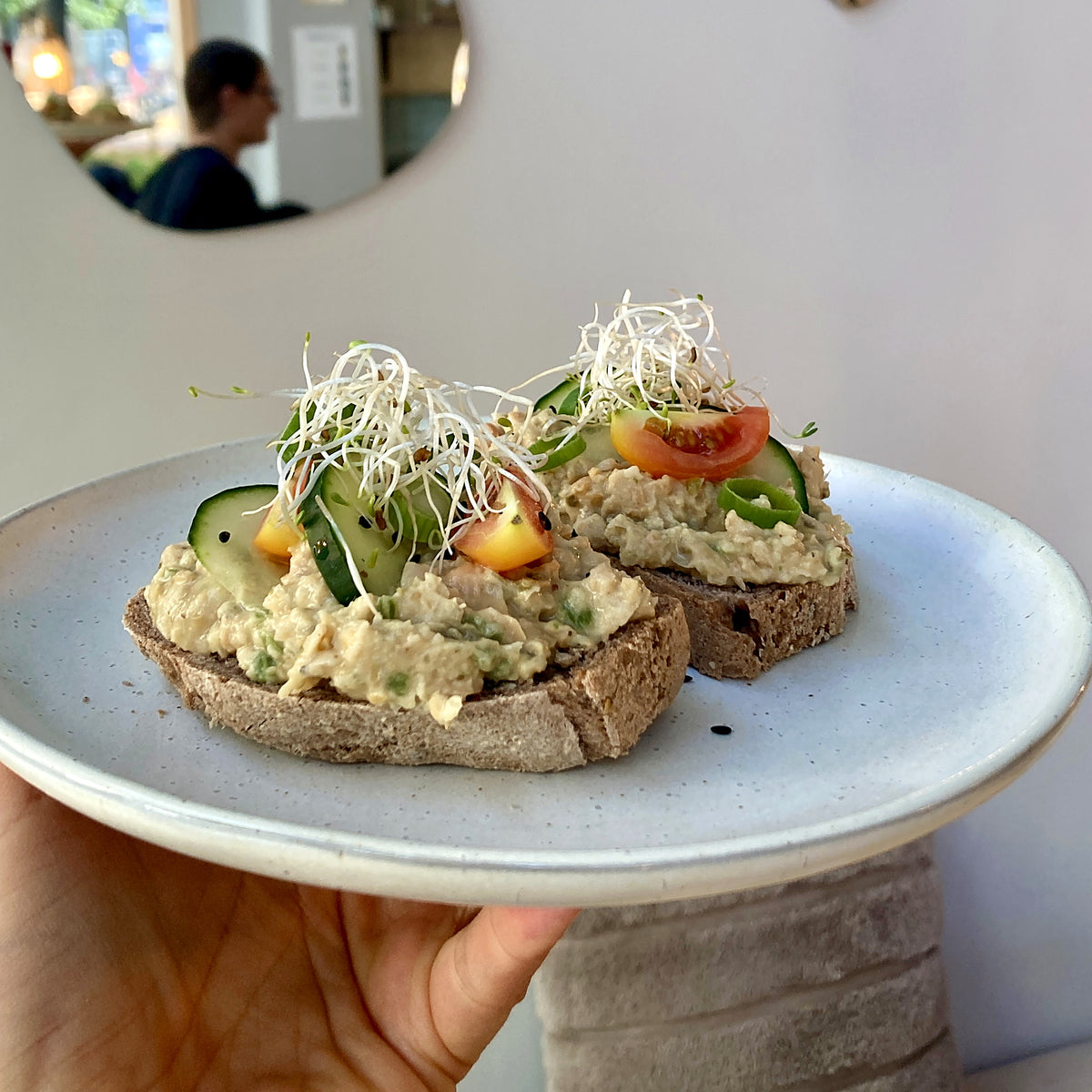 Vegansk no-tuna röra med färsk tomat, gurka och salladslök på rostat bröd