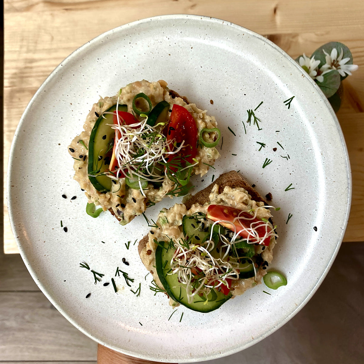Vegansk no-tuna röra med färsk tomat, gurka och salladslök på rostat bröd