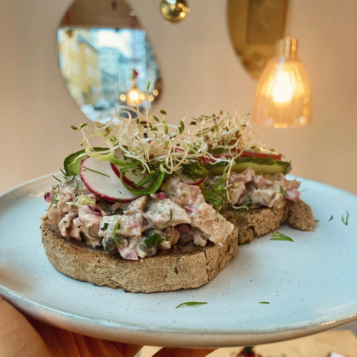 Vegansk jackfruit skagenröra med rädisor, gurka och dill på rostat bröd