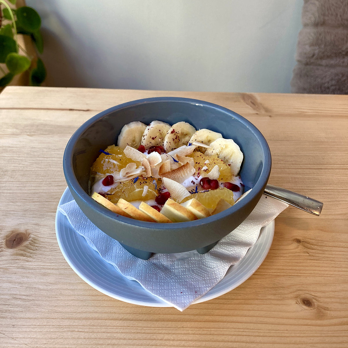 Kokosnötsyoghurt bowl med färska frukter och krispiga kokoschips