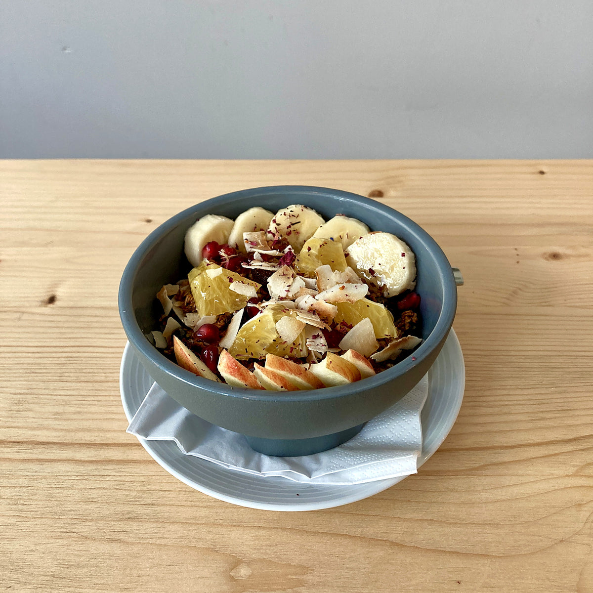 Kokosnötsyoghurt bowl med färska frukter och krispiga kokoschips
